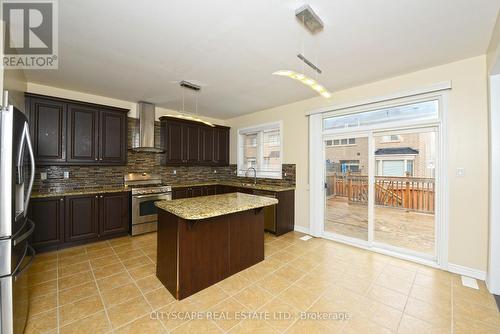 32 Fallmeadow Circle, Brampton, ON - Indoor Photo Showing Kitchen