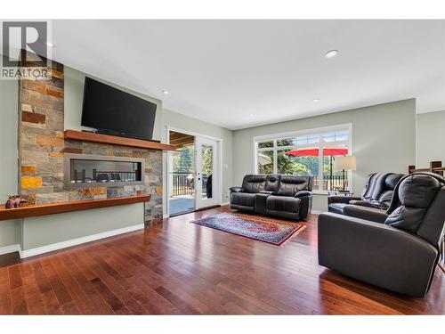 262 Bryan Road, Nelson, BC - Indoor Photo Showing Living Room With Fireplace