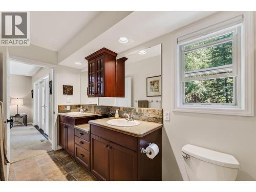 262 Bryan Road, Nelson, BC - Indoor Photo Showing Bathroom