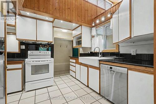 1838 Louisiana Avenue, Ottawa, ON - Indoor Photo Showing Kitchen