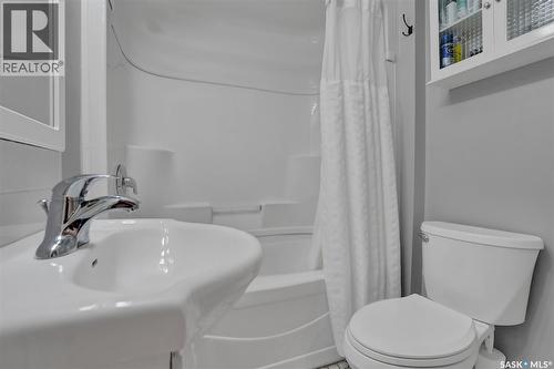 2604 Robinson Street, Regina, SK - Indoor Photo Showing Bathroom