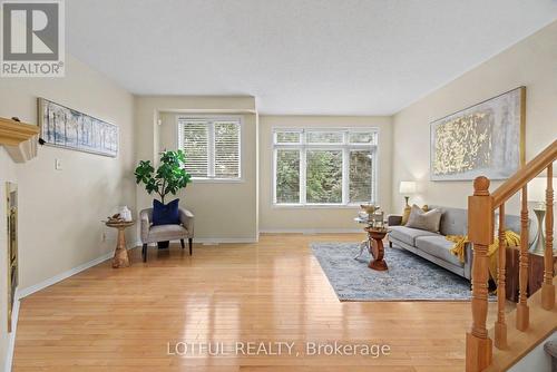 68 Metropole Private, Ottawa, ON - Indoor Photo Showing Living Room