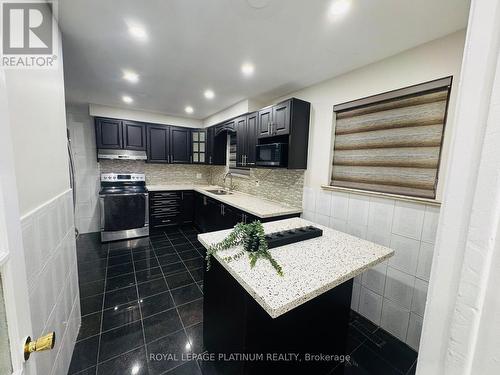 7073 Magic Court, Mississauga, ON - Indoor Photo Showing Kitchen With Upgraded Kitchen
