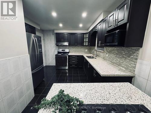 7073 Magic Court, Mississauga, ON - Indoor Photo Showing Kitchen With Double Sink