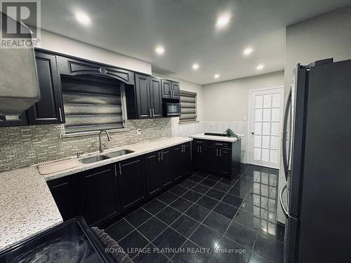 7073 Magic Court, Mississauga, ON - Indoor Photo Showing Kitchen With Double Sink With Upgraded Kitchen