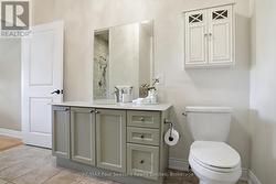 Master Ensuite - Main Floor - 