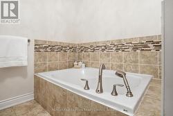 Master Ensuite - Main Floor - 