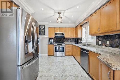 111 Emily Carr Crescent, Caledon, ON - Indoor Photo Showing Kitchen