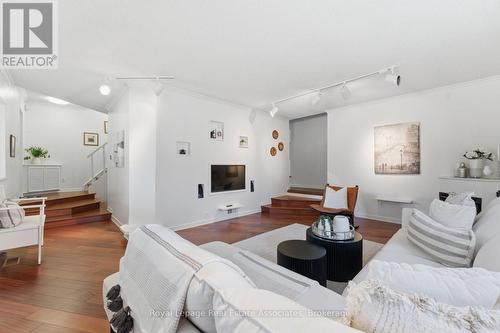 12 Wenonah Drive, Mississauga, ON - Indoor Photo Showing Living Room
