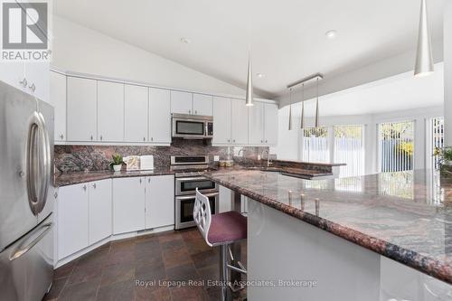 12 Wenonah Drive, Mississauga, ON - Indoor Photo Showing Kitchen