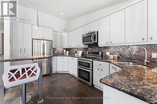 12 Wenonah Drive, Mississauga, ON - Indoor Photo Showing Kitchen With Double Sink With Upgraded Kitchen