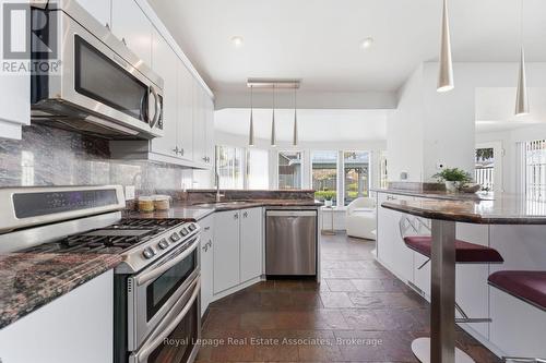 12 Wenonah Drive, Mississauga, ON - Indoor Photo Showing Kitchen With Upgraded Kitchen