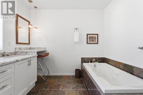 12 Wenonah Drive, Mississauga, ON - Indoor Photo Showing Bathroom