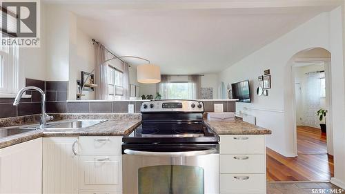 1333 Empress Street, Regina, SK - Indoor Photo Showing Kitchen With Double Sink