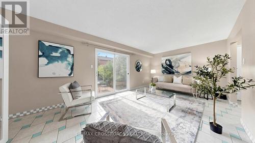 70 Halfmoon Square, Toronto, ON - Indoor Photo Showing Living Room