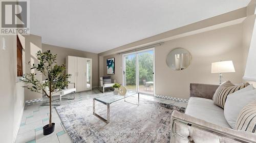 70 Halfmoon Square, Toronto, ON - Indoor Photo Showing Living Room