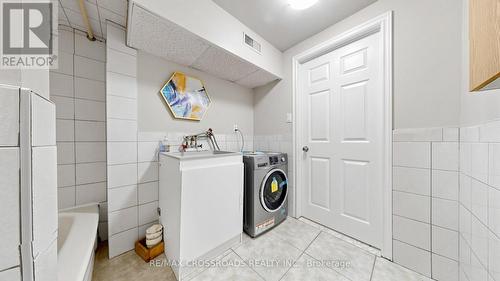 70 Halfmoon Square, Toronto, ON - Indoor Photo Showing Laundry Room