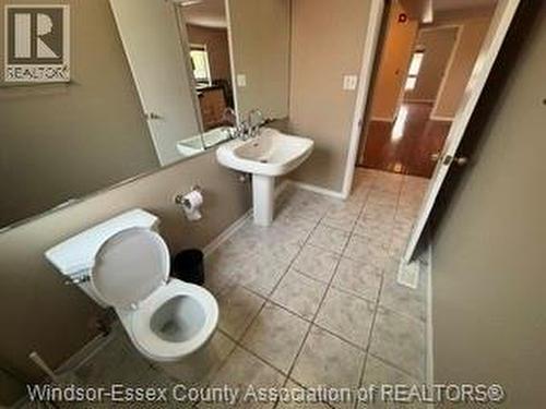165 Janette Unit# 2Nd Floor, Windsor, ON - Indoor Photo Showing Bathroom