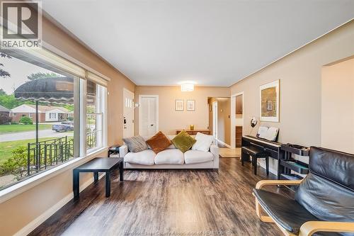 3063 Bruce Avenue, Windsor, ON - Indoor Photo Showing Living Room