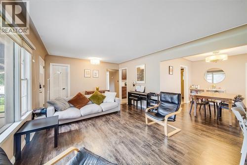 3063 Bruce Avenue, Windsor, ON - Indoor Photo Showing Living Room