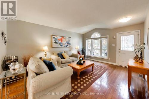 9 Monique Crescent, Barrie, ON - Indoor Photo Showing Living Room