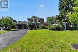 4 CLARET COURT  Ottawa, ON K1V 9C4