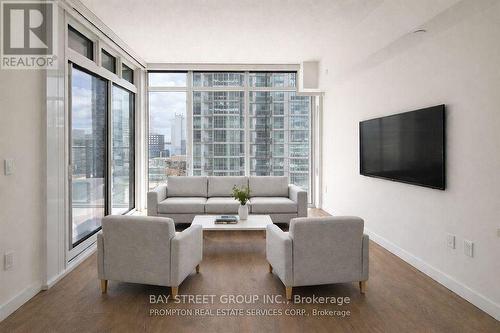 912 - 1 Concord Cityplace Way, Toronto, ON - Indoor Photo Showing Living Room