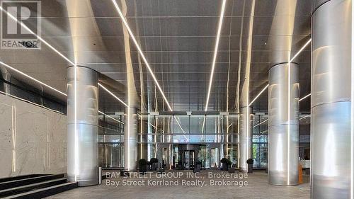 912 - 1 Concord Cityplace Way, Toronto, ON - Indoor