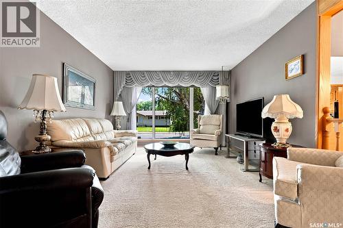 429 Montreal Avenue S, Saskatoon, SK - Indoor Photo Showing Living Room