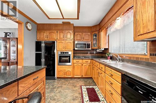 429 Montreal Avenue S, Saskatoon, SK - Indoor Photo Showing Kitchen With Double Sink