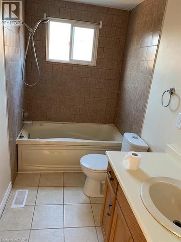 Bathroom featuring a combination bathtub and shower with a handheld showerhead - 86 Belwood Crescent, Kitchener, ON - Indoor Photo Showing Bathroom