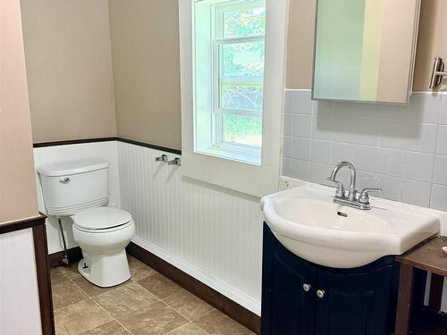27 Starrs Road, Yarmouth, NS - Indoor Photo Showing Bathroom
