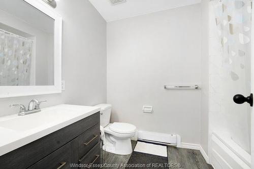8665 Darlington Crescent, Windsor, ON 