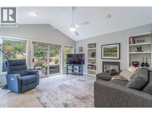 4122 Gallaghers Boulevard S, Kelowna, BC - Indoor Photo Showing Living Room