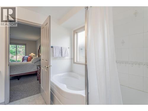 4122 Gallaghers Boulevard S, Kelowna, BC - Indoor Photo Showing Bathroom