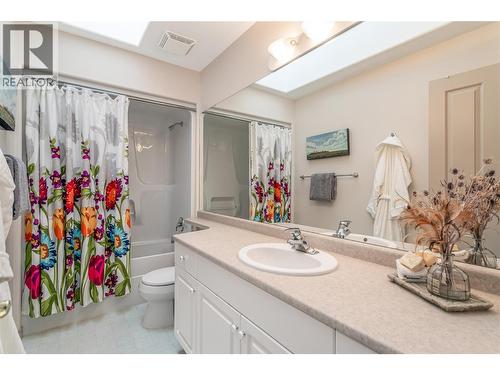 4122 Gallaghers Boulevard S, Kelowna, BC - Indoor Photo Showing Bathroom