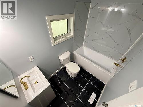 133 L Avenue S, Saskatoon, SK - Indoor Photo Showing Bathroom