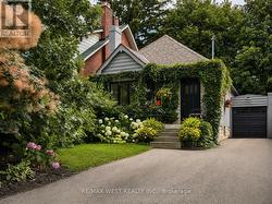 12 BRENTWOOD ROAD S Toronto, ON M8Z 3N2