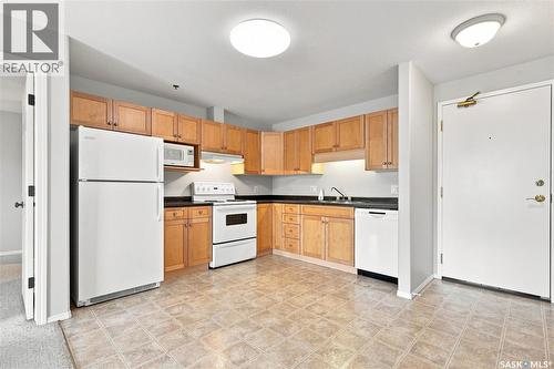 209 215 Lowe Road, Saskatoon, SK - Indoor Photo Showing Kitchen