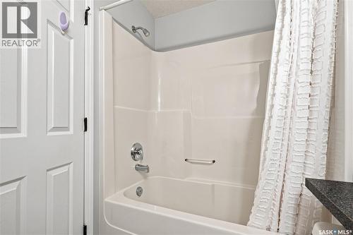 209 215 Lowe Road, Saskatoon, SK - Indoor Photo Showing Bathroom
