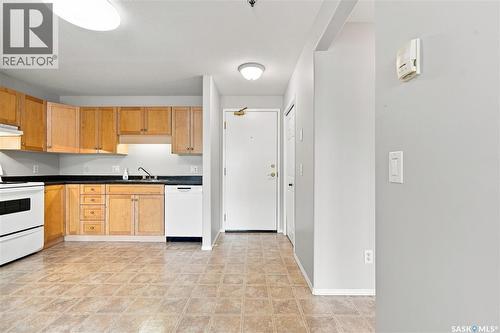 209 215 Lowe Road, Saskatoon, SK - Indoor Photo Showing Kitchen