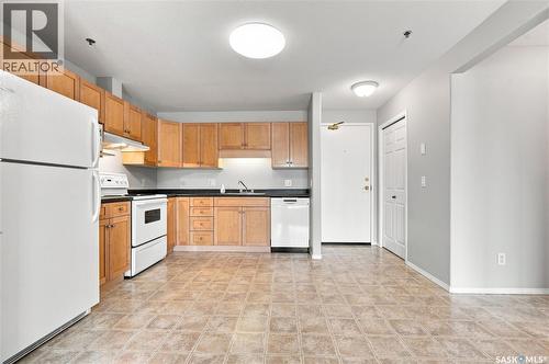 209 215 Lowe Road, Saskatoon, SK - Indoor Photo Showing Kitchen