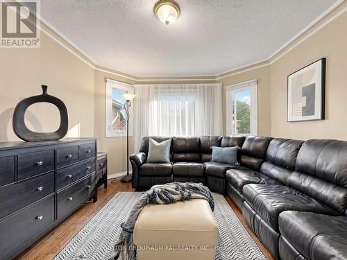 7 Cummings Court, Markham, ON - Indoor Photo Showing Living Room