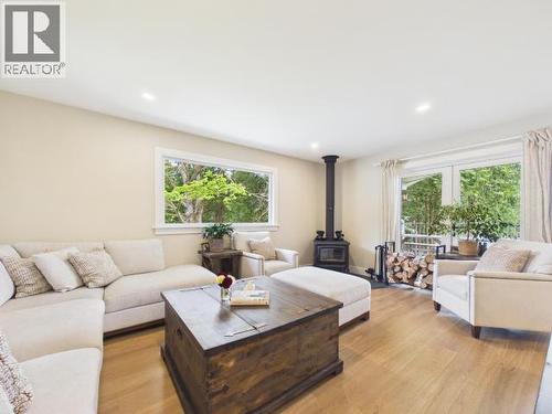2158 Roberts Road, Powell River, BC - Indoor Photo Showing Living Room