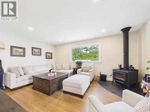 2158 Roberts Road, Powell River, BC - Indoor Photo Showing Living Room