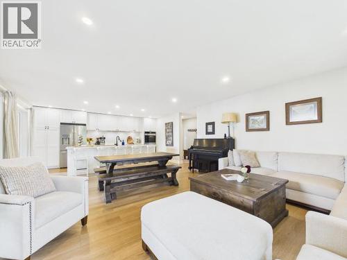 2158 Roberts Road, Powell River, BC - Indoor Photo Showing Living Room