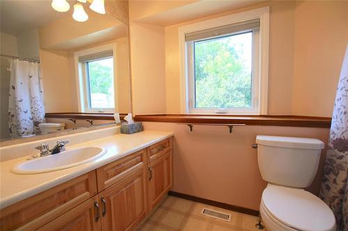 380 Brooklyn Street, Winnipeg, MB - Indoor Photo Showing Bathroom