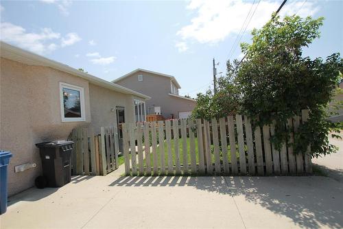 parking pad - 380 Brooklyn Street, Winnipeg, MB - Outdoor