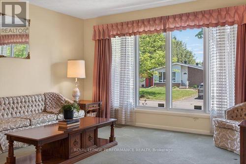 2184 Melfort Street, Ottawa, ON - Indoor Photo Showing Living Room