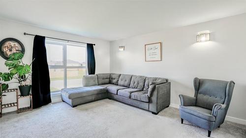 73 York Crescent, Steinbach, MB - Indoor Photo Showing Living Room